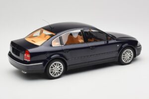 Volkswagen Passat W8 B5.5 Indigo Blue DNA 1:18 DNA000029 Kov – obrázok 2 z 6