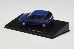 Volkswagen Polo Mk3 Modrý IXO 1:43 CLC579N Kov – obrázok 3 z 4