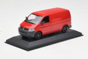 Volkswagen T5 Dostavník Červený & Čierne Kolesá Minichamps 1:43 400052260-B Kov – obrázok 2 z 4