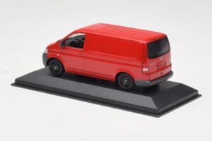 Volkswagen T5 Dostavník Červený & Čierne Kolesá Minichamps 1:43 400052260-B Kov – obrázok 3 z 4