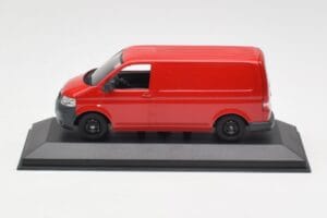 Volkswagen T5 Dostavník Červený & Čierne Kolesá Minichamps 1:43 400052260-B Kov