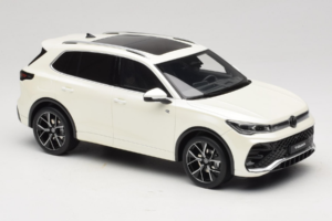 Volkswagen Tiguan R-Line Oryx White Pearl Otto 1:18 OT1219 Živica – obrázok 4 z 6