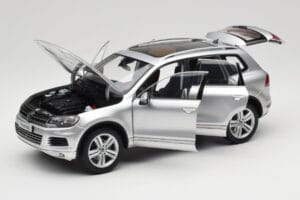 Volkswagen Touareg 7L Silver Metallic Kyosho 1:18 8821CS Kov – obrázok 2 z 8
