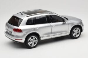 Volkswagen Touareg 7L Silver Metallic Kyosho 1:18 8821CS Kov – obrázok 3 z 8