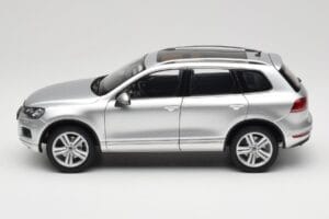 Volkswagen Touareg 7L Silver Metallic Kyosho 1:18 8821CS Kov – obrázok 4 z 8