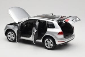 Volkswagen Touareg 7L Silver Metallic Kyosho 1:18 8821CS Kov – obrázok 5 z 8