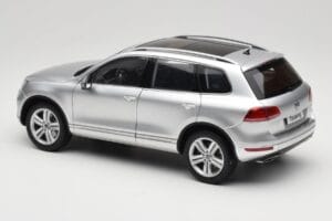 Volkswagen Touareg 7L Silver Metallic Kyosho 1:18 8821CS Kov – obrázok 7 z 8