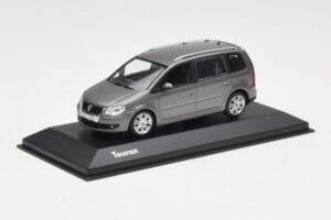 Volkswagen Touran Sport Platinum Grey Minichamps 1:43 TOURAN003 Kov – obrázok 2 z 4