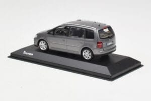 Volkswagen Touran Sport Platinum Grey Minichamps 1:43 TOURAN003 Kov – obrázok 3 z 4
