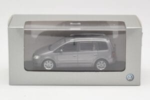 Volkswagen Touran Sport Platinum Grey Minichamps 1:43 TOURAN003 Kov – obrázok 4 z 4