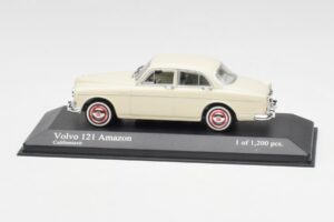 Volvo 121 Amazon Biely Minichamps 1:43 430171040 Kov