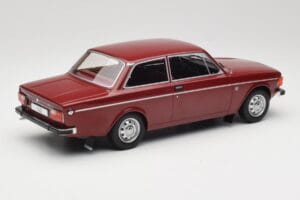 Volvo 142 Tmavo Červený MCG 1:18 MCG18443 Kov – obrázok 2 z 6