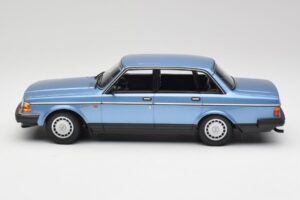 Volvo 240 GL Modrý Metalíza Minichamps 1:18 155171404 Kov – obrázok 3 z 6