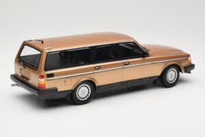 Volvo 240 GL Kombi Gold Metallic Minichamps 1:18 155171415 Kov – obrázok 2 z 6