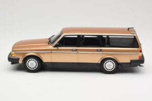 Volvo 240 GL Kombi Gold Metallic Minichamps 1:18 155171415 Kov – obrázok 3 z 6