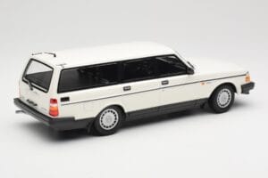 Volvo 240 GL Kombi Biely Minichamps 1:18 155171412 Kov – obrázok 2 z 6