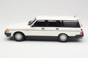 Volvo 240 GL Kombi Biely Minichamps 1:18 155171412 Kov – obrázok 3 z 6
