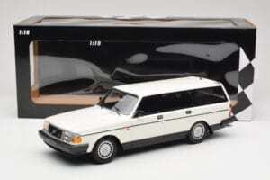 Volvo 240 GL Kombi Biely Minichamps 1:18 155171412 Kov – obrázok 6 z 6