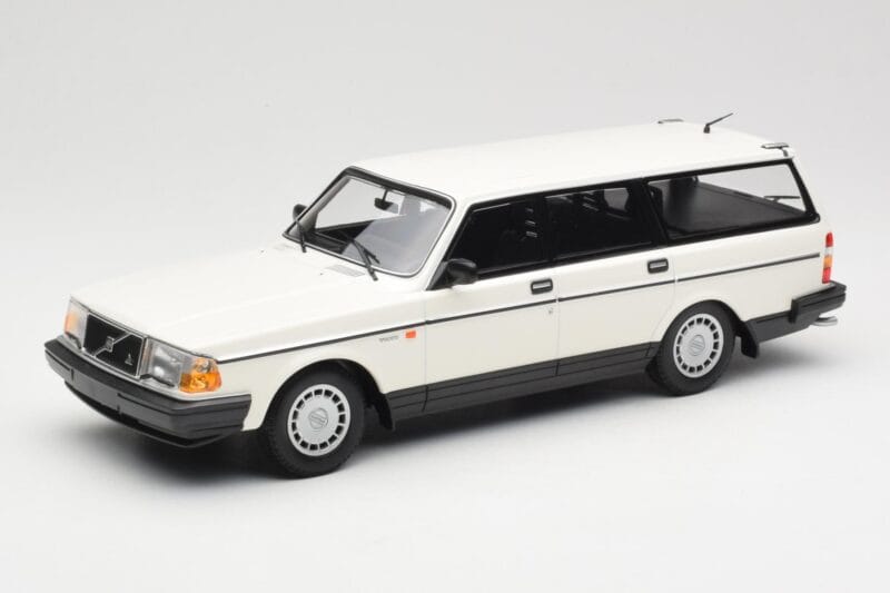 Volvo 240 GL Kombi Biely Minichamps 1:18 155171412 Kov
