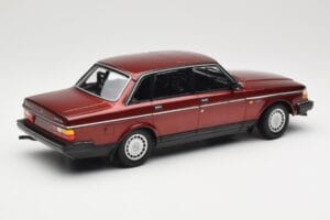 Volvo 240 GL Dark Red Metallic Minichamps 1:18 155171406 Kov – obrázok 2 z 6