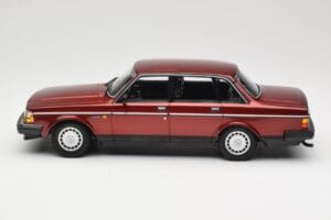 Volvo 240 GL Dark Red Metallic Minichamps 1:18 155171406 Kov – obrázok 3 z 6