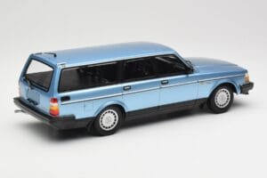 Volvo 240 GL Estate Blue Metallic Minichamps 1:18 155171414 Kov – obrázok 2 z 6
