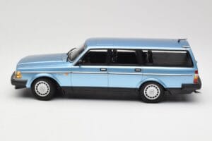 Volvo 240 GL Estate Blue Metallic Minichamps 1:18 155171414 Kov – obrázok 3 z 6
