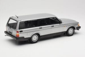Volvo 240 GL Estate Strieborný Minichamps 1:18 155171416 Kov – obrázok 2 z 6