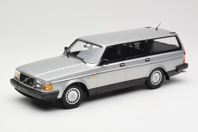 Volvo 240 GL Estate Strieborný Minichamps 1:18 155171416 Kov