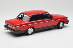 Volvo 240 GL Červená Minichamps 1:18 155171401 Kov – obrázok 2 z 6