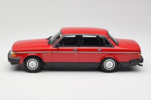 Volvo 240 GL Červená Minichamps 1:18 155171401 Kov – obrázok 3 z 6