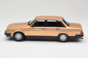 Volvo 240 GL Zlatý Minichamps 1:18 155171405 Kov – obrázok 3 z 6