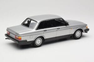 Volvo 240 GL Strieborný Minichamps 1:18 155171408 Kov – obrázok 2 z 6