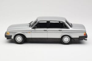 Volvo 240 GL Strieborný Minichamps 1:18 155171408 Kov – obrázok 3 z 6