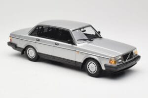 Volvo 240 GL Strieborný Minichamps 1:18 155171408 Kov – obrázok 4 z 6