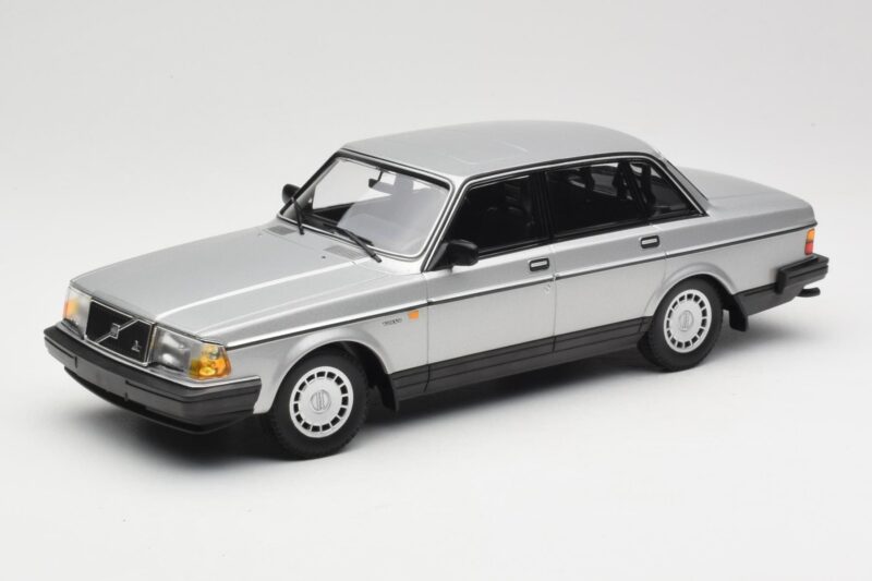 Volvo 240 GL Strieborný Minichamps 1:18 155171408 Kov