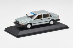 Volvo 240 GL Strieborná Metalická Minichamps 1:43 940171402 Kov – obrázok 2 z 4