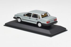 Volvo 240 GL Strieborná Metalická Minichamps 1:43 940171402 Kov – obrázok 3 z 4