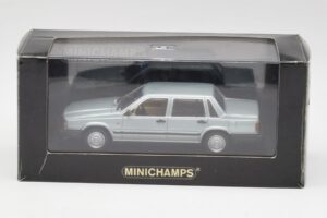Volvo 240 GL Strieborná Metalická Minichamps 1:43 940171402 Kov – obrázok 4 z 4