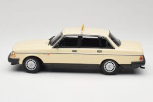 Volvo 240 GL Taxi Minichamps 1:18 155171494 Kov – obrázok 3 z 6
