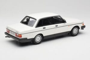 Volvo 240 GL Biely Minichamps 1:18 155171402 Kov – obrázok 2 z 6