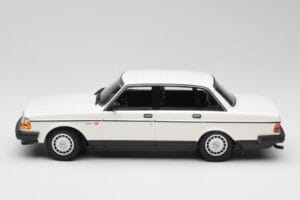 Volvo 240 GL Biely Minichamps 1:18 155171402 Kov – obrázok 3 z 6