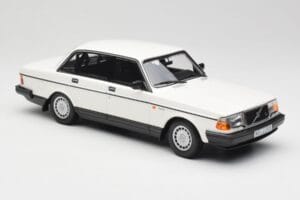 Volvo 240 GL Biely Minichamps 1:18 155171402 Kov – obrázok 4 z 6