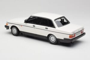 Volvo 240 GL Biely Minichamps 1:18 155171402 Kov – obrázok 5 z 6