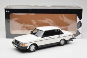 Volvo 240 GL Biely Minichamps 1:18 155171402 Kov – obrázok 6 z 6