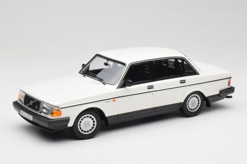 Volvo 240 GL Biely Minichamps 1:18 155171402 Kov