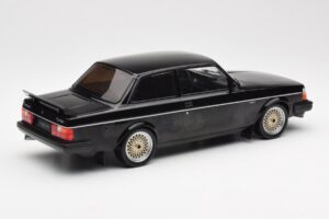 Volvo 240 Turbo Čierny Custom IXO 1:18 18CMC178 Kov – obrázok 2 z 6