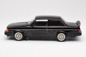 Volvo 240 Turbo Čierny Custom IXO 1:18 18CMC178 Kov – obrázok 3 z 6