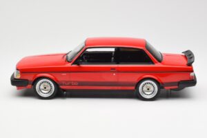 Volvo 240 Turbo Červený Custom IXO 1:18 18CMC177 Kov – obrázok 3 z 5