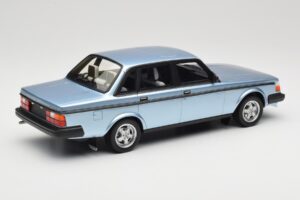 Volvo 244 Turbo Svetlomodrý DNA 1:18 DNA000135 Kov – obrázok 2 z 6
